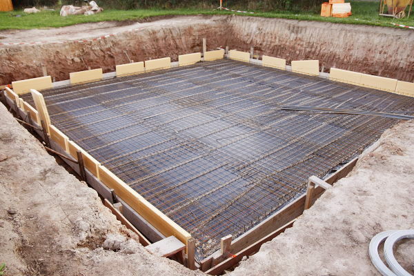 The reinforcement steel on the insulation in the pit.