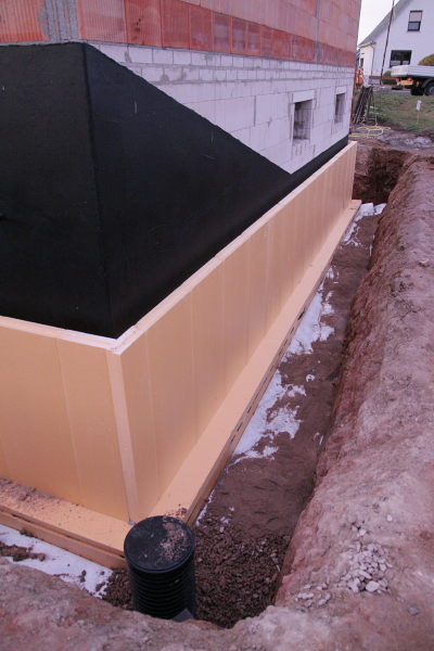 PIcture along the cellar wall with the drainage and the insulation
