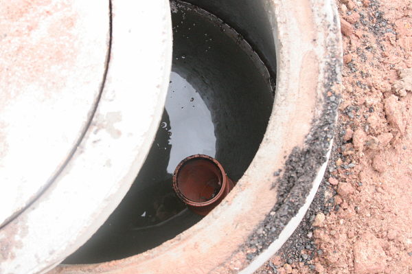 Blick in den wassergefüllten Pumpenschacht.