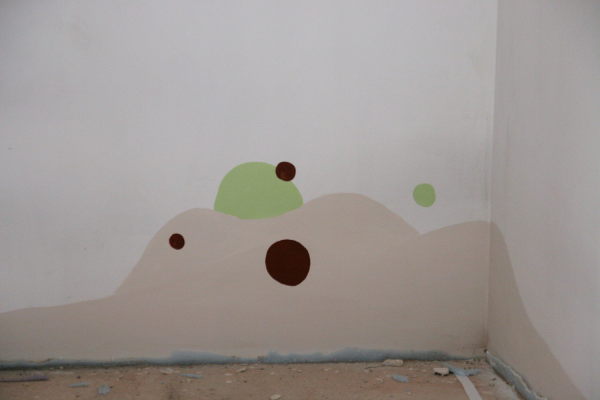 Abstrakte Kunst in Grün, Braun und Weiß an der Wand