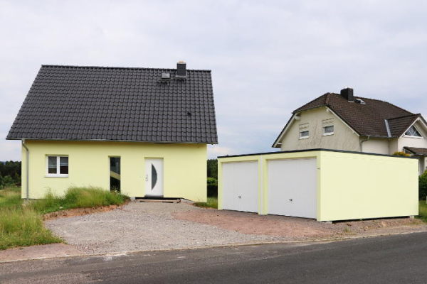 Haus und Garage beide in der gleichen Farbe