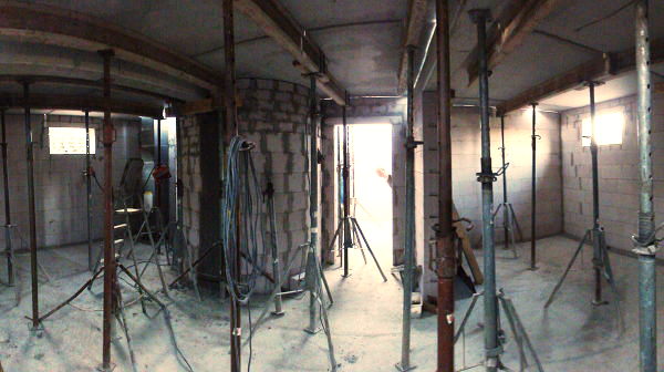 Ein Panorama im Keller mit den Ständern, die die Decke im Moment tragen