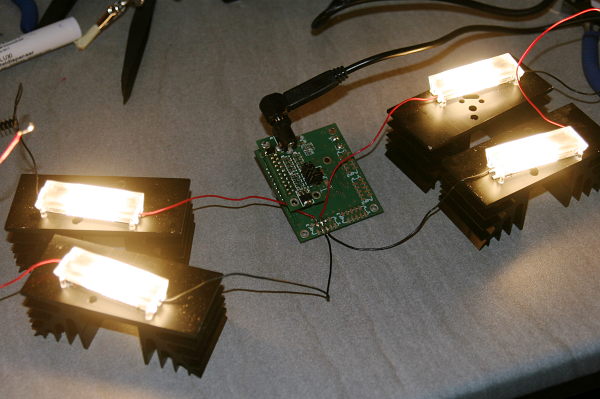 Vier LED-Streifen auf Kühlkörpern mit Treiberplatine in der Mitte