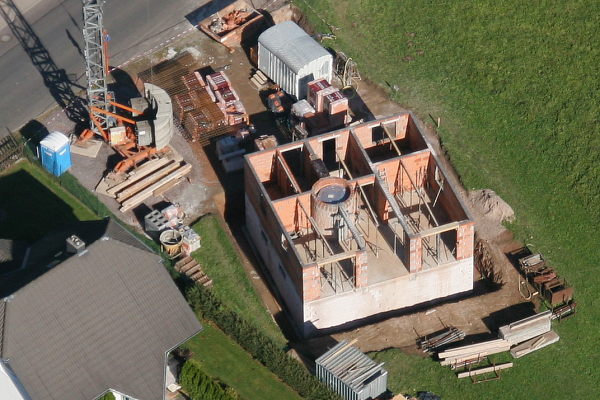 Luftbild des Hauses mit offener Erdgeschossdecke