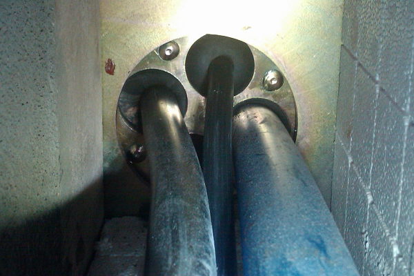 Picture of the connections running through the seal