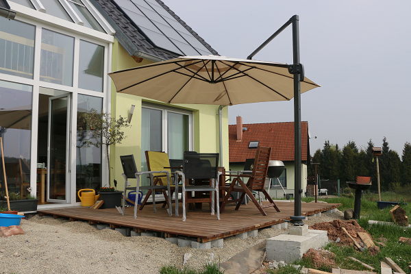 The parasol sitting on the foundation