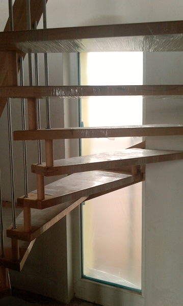 Blick auf das Lichtband mit durchgehender Treppe.