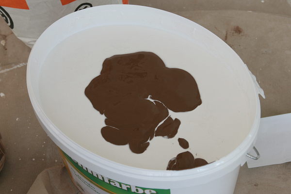 A bit of brown color in a bucket of white.